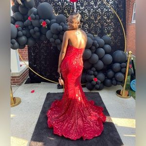 Hello! I’m looking to sell my nearly brand new prom 2023 dress.